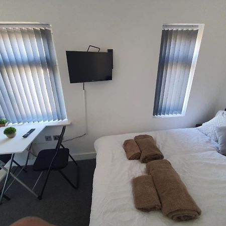 New Self Contained Flat,In Hayes, Free Parking Hotel Northolt  Bagian luar foto