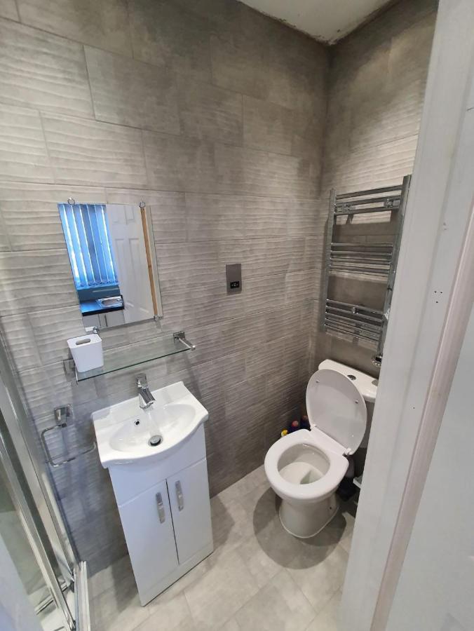 New Self Contained Flat,In Hayes, Free Parking Hotel Northolt  Bagian luar foto