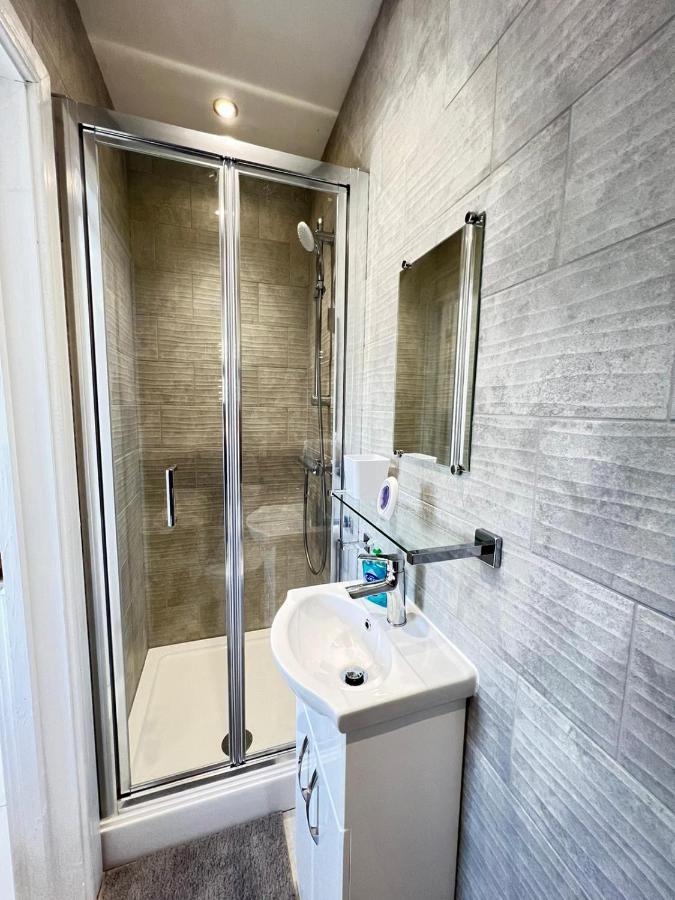 New Self Contained Flat,In Hayes, Free Parking Hotel Northolt  Bagian luar foto