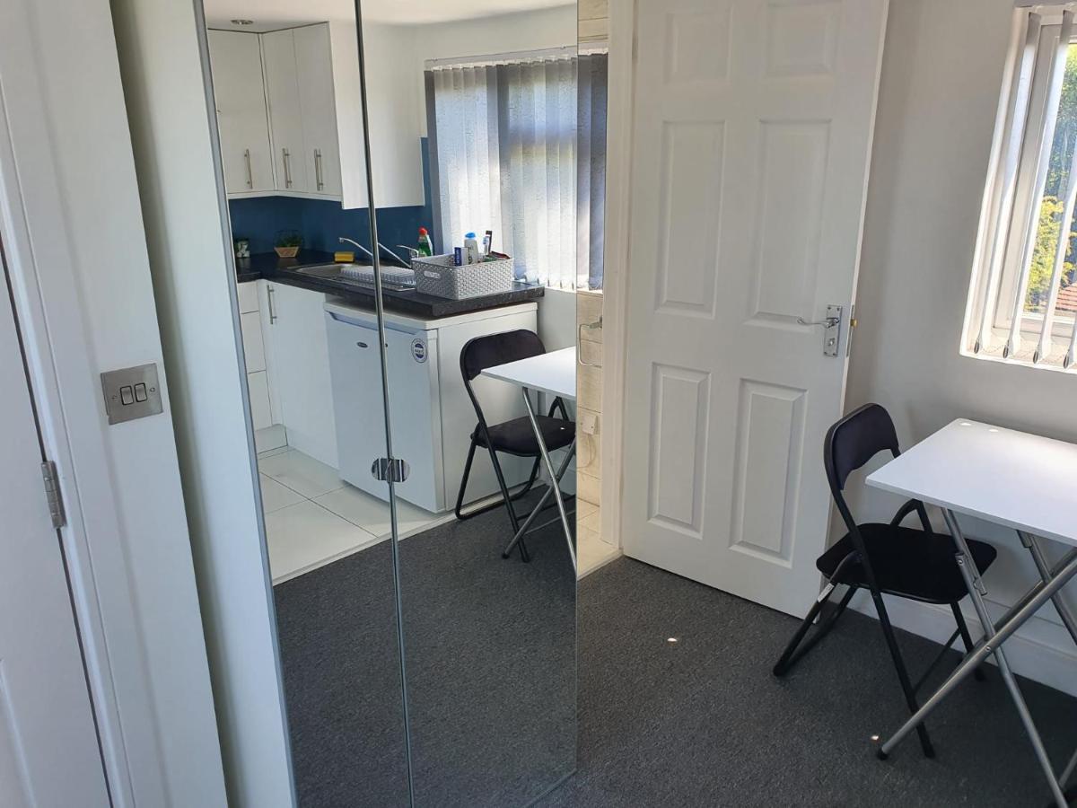 New Self Contained Flat,In Hayes, Free Parking Hotel Northolt  Bagian luar foto