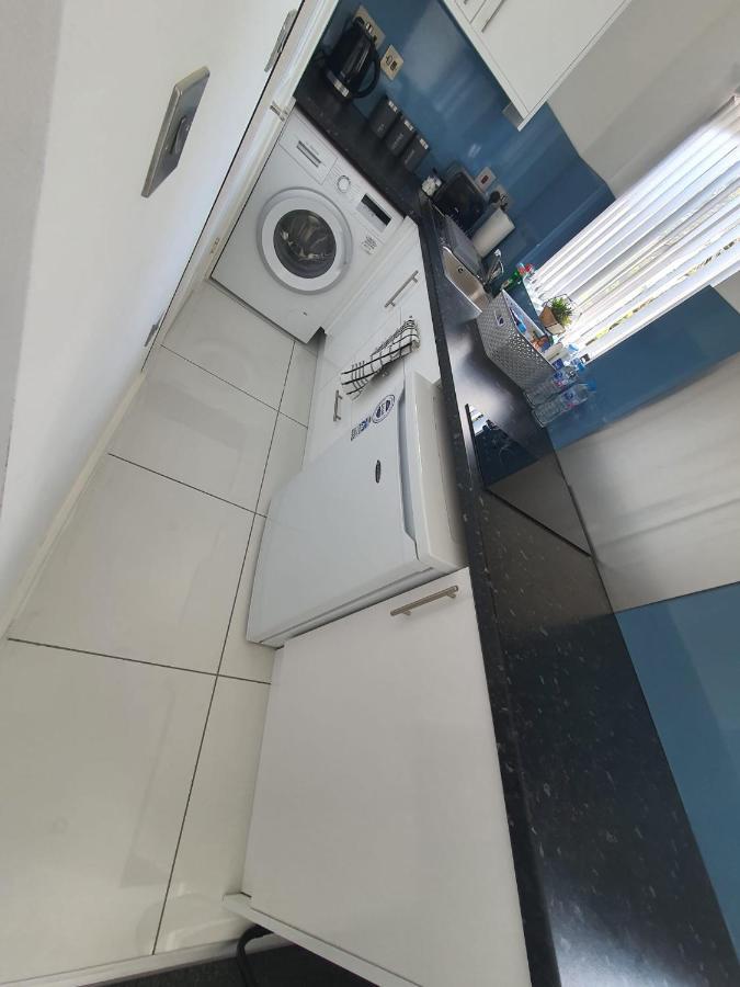 New Self Contained Flat,In Hayes, Free Parking Hotel Northolt  Bagian luar foto