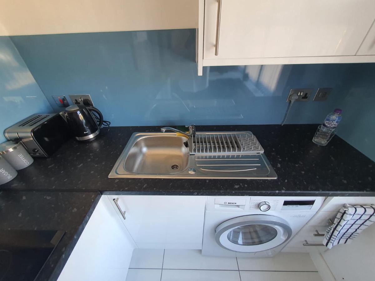 New Self Contained Flat,In Hayes, Free Parking Hotel Northolt  Bagian luar foto