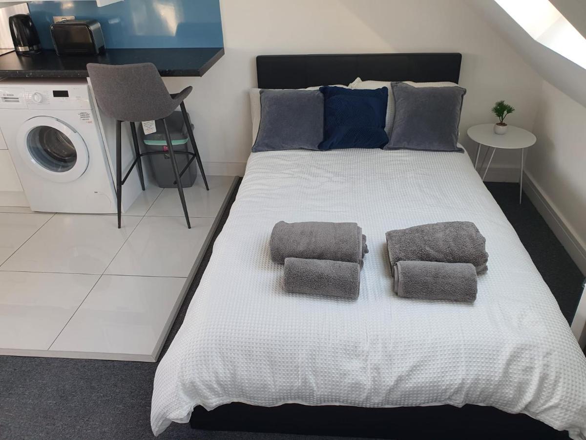 New Self Contained Flat,In Hayes, Free Parking Hotel Northolt  Bagian luar foto