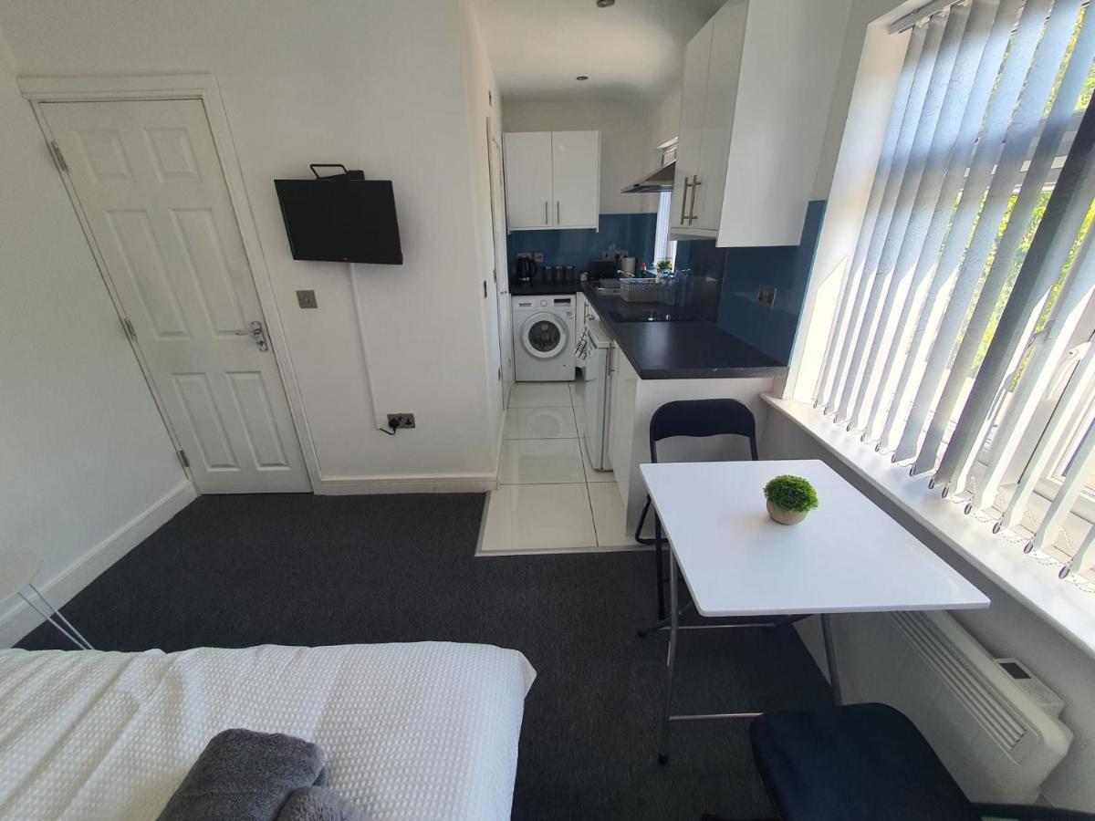 New Self Contained Flat,In Hayes, Free Parking Hotel Northolt  Bagian luar foto