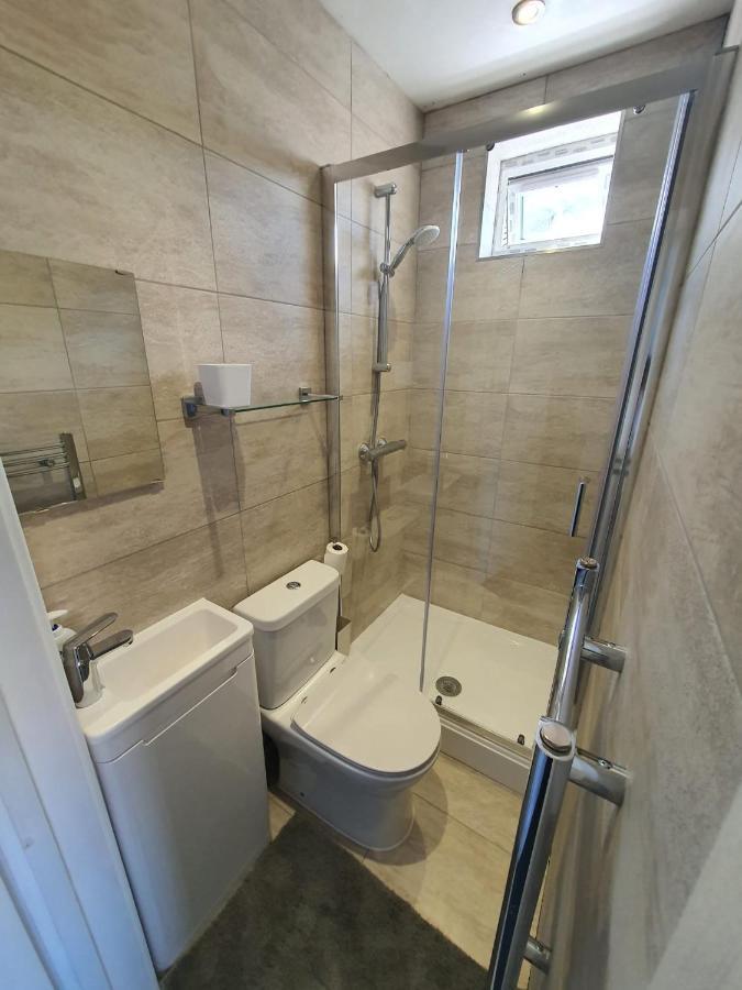 New Self Contained Flat,In Hayes, Free Parking Hotel Northolt  Bagian luar foto