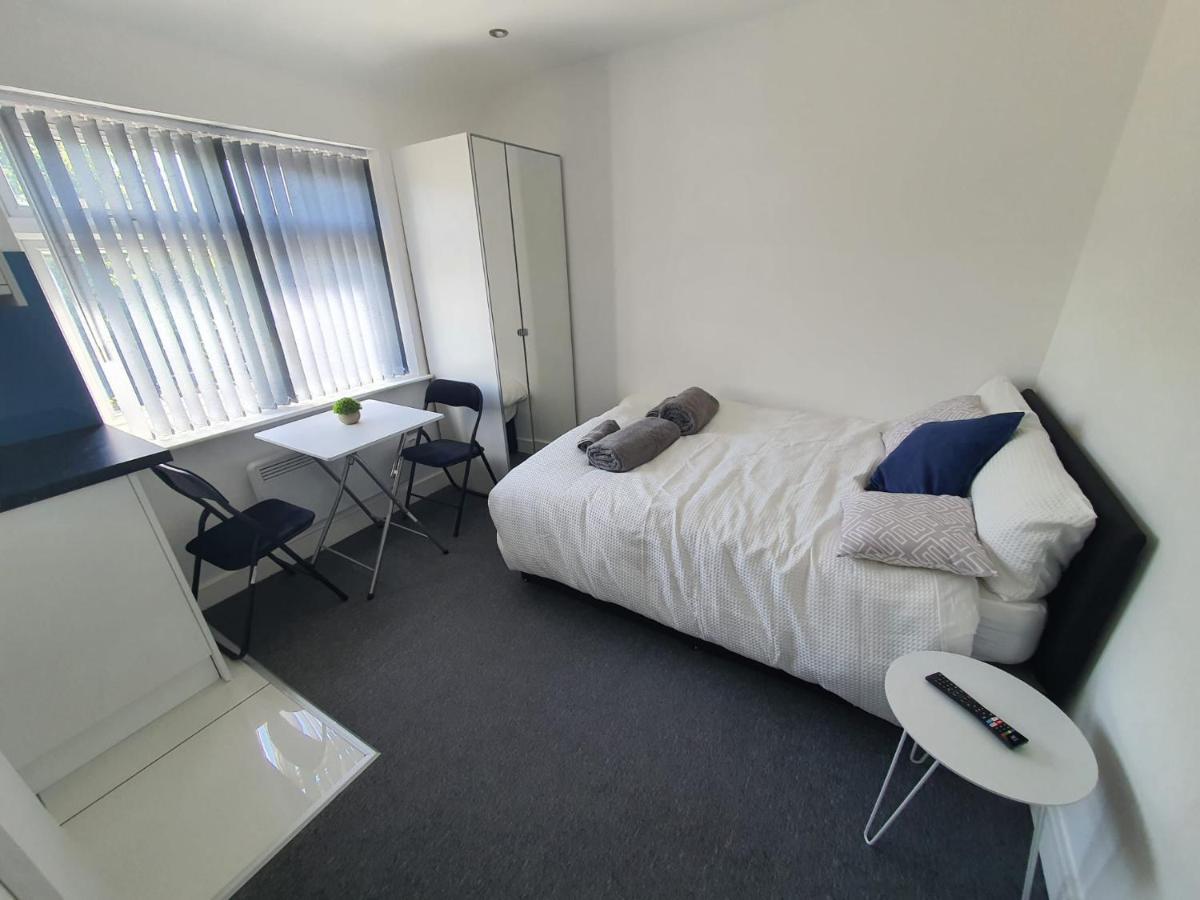 New Self Contained Flat,In Hayes, Free Parking Hotel Northolt  Bagian luar foto
