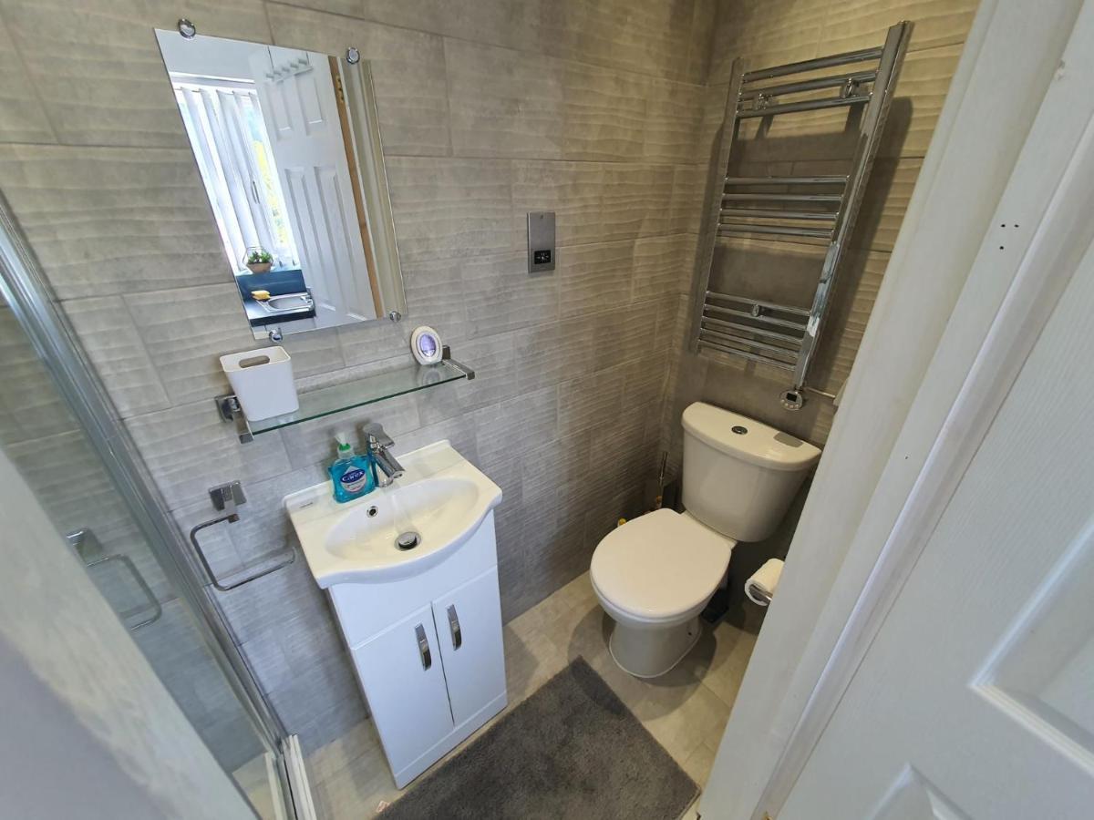 New Self Contained Flat,In Hayes, Free Parking Hotel Northolt  Bagian luar foto