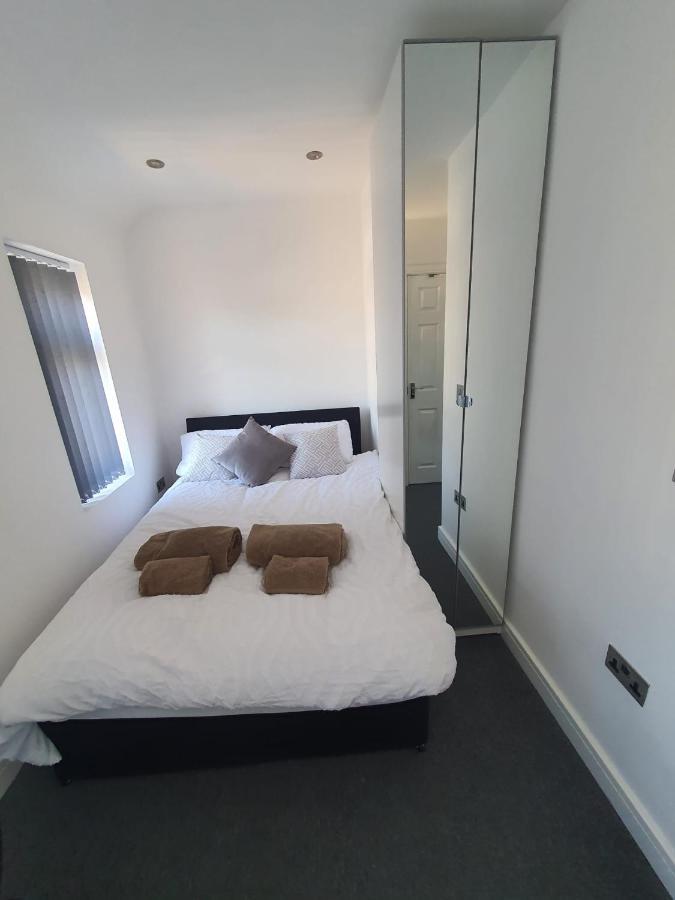 New Self Contained Flat,In Hayes, Free Parking Hotel Northolt  Bagian luar foto